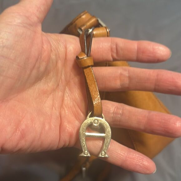 Etienne Aigner Vintage Shoulder Bag, tan leather, charm - Picture 10 of 11